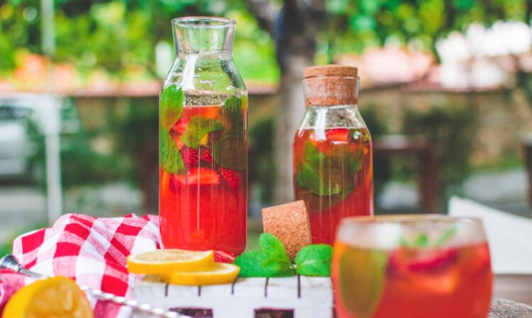 Fresh Strawberry Mint Lemonade | World of Vegan | #lemonade #strawberries #lemon #mint #fresh #drink #water #fruits #worldofvegan